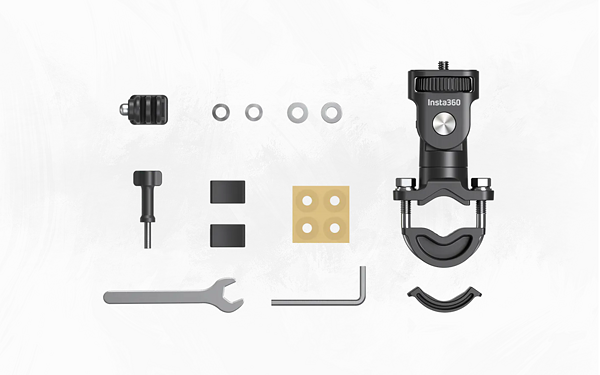 Insta360 Motorcycle U-Bolt Mount V2 - uchytenie na zadnú časť motorky. Pohľad na celú osobu.