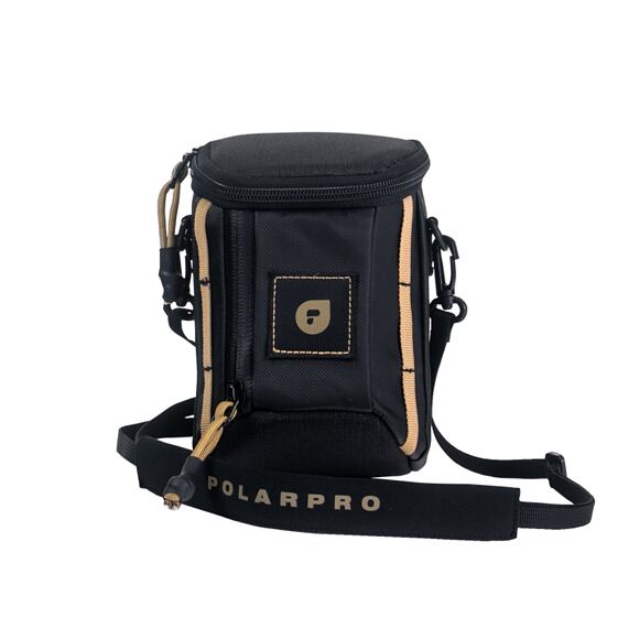 PolarPro - RoadRunner 1L púzdro, Malá, pevná taška s popruhom na rameno, určená na ochranu a prenášanie fotoaparátových alebo technických doplnkov, s logom značky PolarPro.